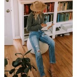 Vervet SUPER HIGH RISE DISTRESSED STRAIGHT