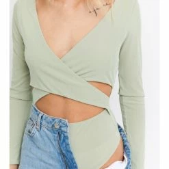 LE LIS WOMEN LONG SLEEVE FRONT CRISS CROSS RIBBED BODYSUIT