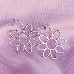 Pura Vida OVERSIZED DAISY HOOP EARRINGS
