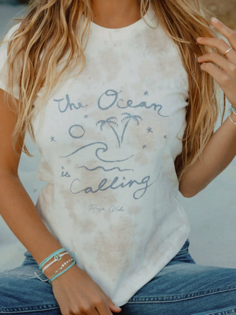 WOMEN Pura Vida THE OCEAN IS CALLING FITTED TEE 1 WOMEN Pura Vida THE OCEAN IS CALLING FITTED TEE