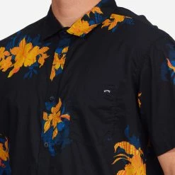 Billabong Men's Sundays Floral Short Sleeve Shirt